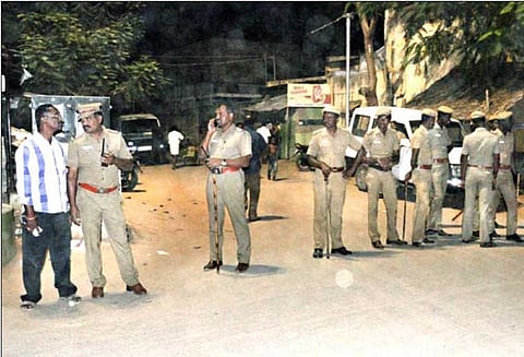 ஓ.பன்னீர்செல்வம் தரப்பினர் ஆலோசனை கூட்டம்: சசிகலா ஆதரவாளர்கள் திரண்டதால் பரபரப்பு