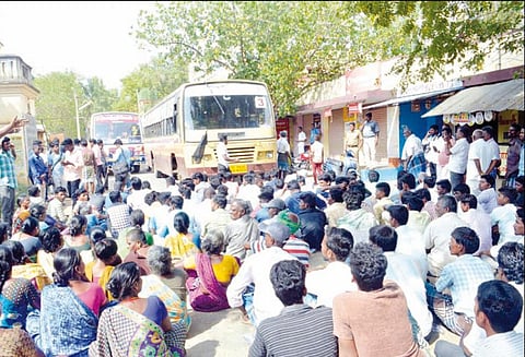 மஞ்சுவிரட்டு நடத்த அனுமதி மறுத்ததை கண்டித்து பொதுமக்கள் சாலை மறியல் கடைகள் அடைக்கப்பட்டன