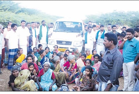 இயற்கை எரிவாயு எடுக்கவுள்ள இடத்தில் ஆய்வு செய்ய வந்த அதிகாரிகள் காரை பொதுமக்கள் முற்றுகையிட்டதால் பரபரப்பு