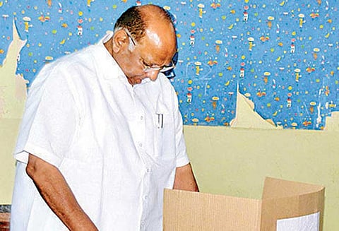 தனது கட்சி வேட்பாளர் போட்டியிடாத வார்டில் ஓட்டுப்போட்ட சரத்பவார்