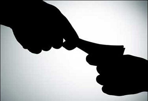 பெங்களூருவில் ரூ.5 ஆயிரம் லஞ்சம் வாங்கிய வணிக வரித்துறை ஊழியர் கைது