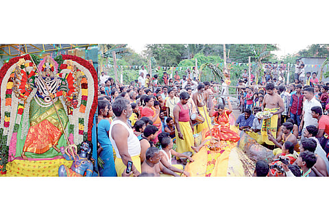 விழுப்புரம் பூந்தோட்டத்தில் உள்ள அங்காளம்மன் கோவிலில் மயானக்கொள்ளை