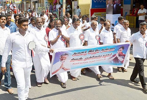 ஜெயலலிதா பிறந்த நாளை முன்னிட்டு ஓ.பன்னீர்செல்வம் ஆதரவாளர்கள் ஊர்வலம்