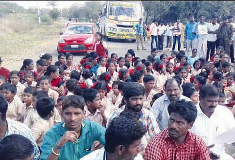 பள்ளியில் போதிய ஆசிரியர்களை நியமிக்கக்கோரி அறந்தாங்கியில், பெற்றோர்–மாணவர்கள் சாலைமறியல்