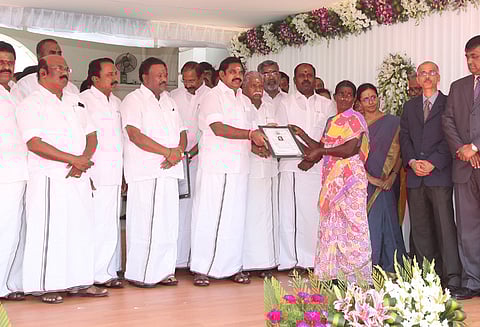 வறட்சியால் பாதிக்கப்பட்ட 31 மாவட்ட விவசாயிகளுக்கு நிவாரண உதவி: முதலமைச்சர் வழங்கினார்