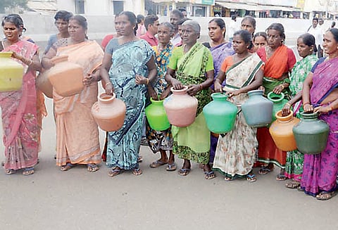 குடிநீர் பிரச்சினையை தீர்க்கக்கோரி காலிக்குடங்களுடன் திரண்டு வந்த பெண்கள் கலெக்டர் அலுவலகத்தில் பரபரப்பு