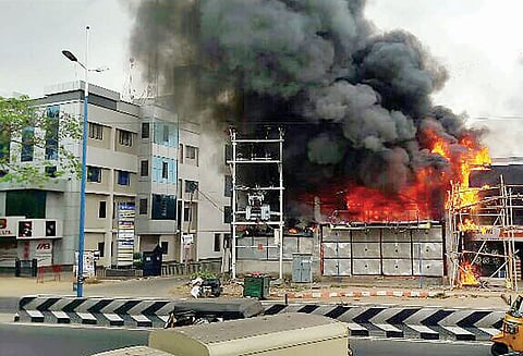 கோவையில் பட்டாசு வெடித்ததில் 3 கடைகள் எரிந்து நாசம்