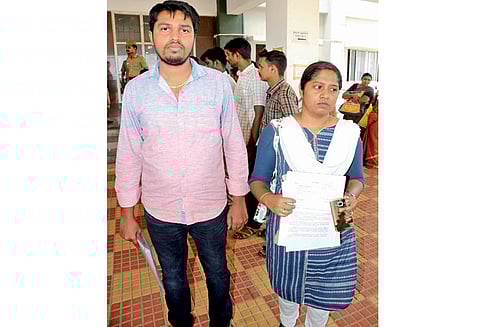 தமிழக முதல்–அமைச்சரின் பெயரை கூறி, நில அபகரிப்பு செய்பவர்கள் மீது நடவடிக்கை எடுக்க வேண்டும், சட்டக்கல்லூரி மாணவி மனு