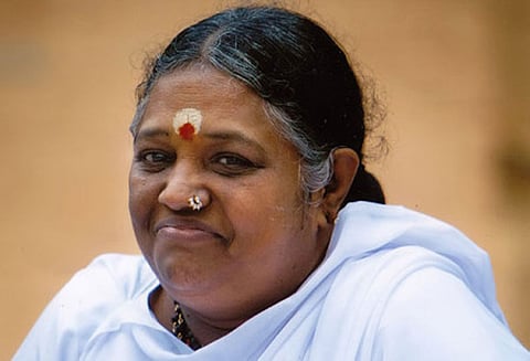 பிரம்மஸ்தான வர்ஷிக மகா உற்சவம் மாதா அமிர்தானந்தமயி பக்தர்களுக்கு அருளாசி வழங்குகிறார்