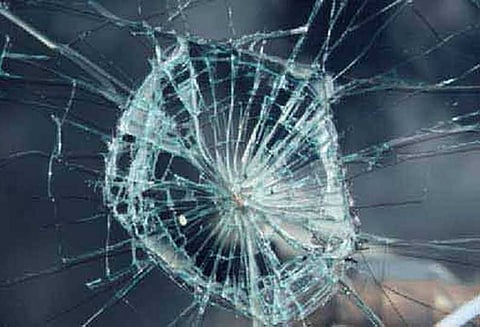 வண்ணாரப்பேட்டையில் அரசு பஸ் கண்ணாடி உடைப்பு வாலிபர்களுக்கு வலைவீச்சு