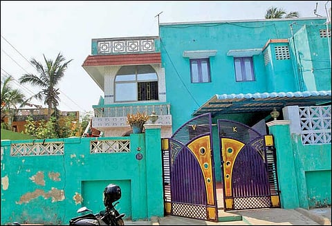 மணலியில் வீட்டின் பூட்டை உடைத்து 25 பவுன் நகை, ரூ.30 ஆயிரம் கொள்ளை