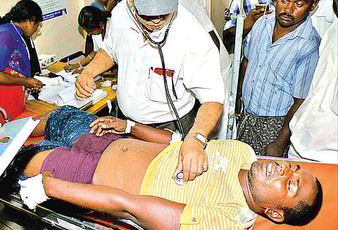 இலங்கை கடற்படையினர் குண்டு மழை பொழிந்தனர் தப்பி வந்த மீனவர் பேட்டி