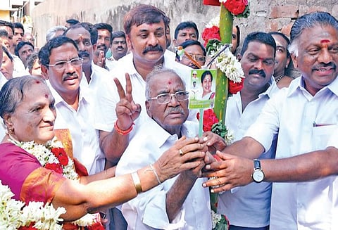 இரட்டை விளக்கு மின்கம்பத்தை இரட்டை இலையாக்கிவிட்டனர் டிடிவி தினகரன் புகார்