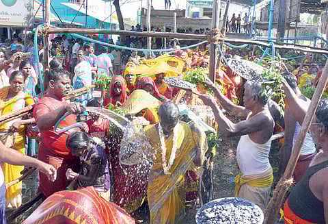 நன்செய் இடையாறு மகா மாரியம்மன் கோவில் விழாவில் திரளான ஆண் பக்தர்கள் தீமிதித்து நேர்த்திக்கடன் பெண்கள் தலையில் பூ வாரி போடப்பட்டது