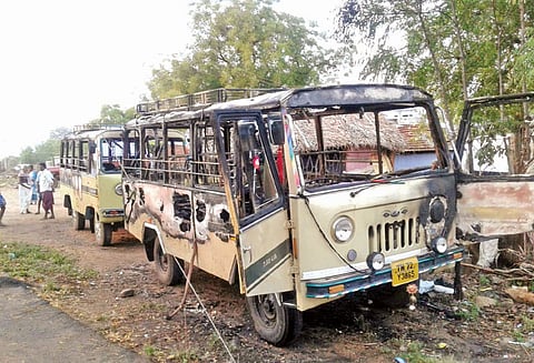 அம்பையில் 2 வேன்கள்–வைக்கோல் படப்புக்கு தீ வைப்பு
