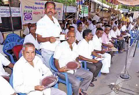 நெல்லையில், 12–வது நாளாக ஓய்வு பெற்ற போக்குவரத்து கழக தொழிலாளர் போராட்டம்