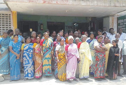 டாஸ்மாக் கடை திறக்க எதிர்ப்பு தெரிவித்து மதுபானக்கிடங்கை முற்றுகையிட்ட பொதுமக்கள் ஆர்ப்பாட்டத்திலும் ஈடுபட்டனர்