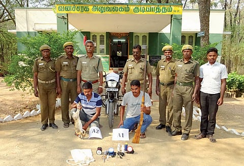 கே.வி.குப்பம் அருகே முயல் வேட்டையில் ஈடுபட்ட ஊர்காவல் படை வீரர் உள்பட 2 பேர் கைது நாட்டு துப்பாக்கி பறிமுதல்