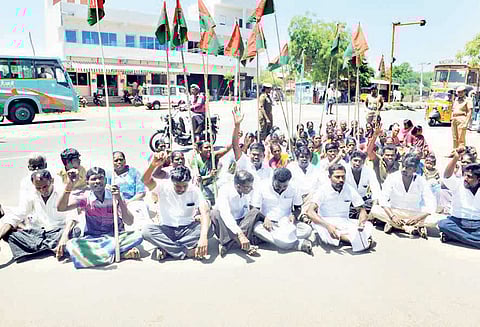 தேனி கலெக்டர் அலுவலகம் முன்பு புதிய தமிழகம் கட்சியினர் சாலை மறியல்