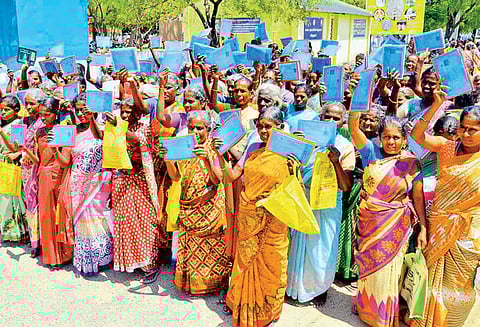 100 நாள் வேலைத்திட்டத்தில் ஊதியம் கிடைக்காமல் அவதிப்படும் தொழிலாளர்கள் கலெக்டரிடம் முறையீடு