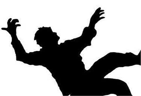 செல்போனில் பேசியபடியே நடந்த போது 4–வது மாடியில் இருந்து தவறி விழுந்து மேஸ்திரி பலி