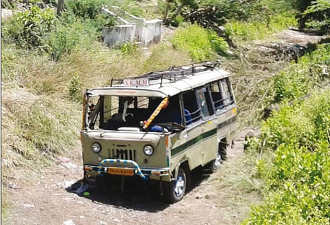 திருக்குவளை அருகே ஆற்றில் வேன் கவிழ்ந்தது; 10 பேர் காயம்