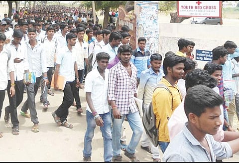 அரியலூரில் அரசு கல்லூரி மாணவர்கள் வகுப்புகளை புறக்கணித்து ஆர்ப்பாட்டம்