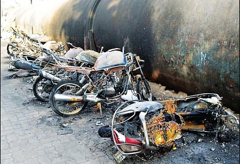 பாண்டுப்பில் 13 வாகனங்கள் தீ வைத்து எரிப்பு மர்மஆசாமிகளுக்கு வலைவீச்சு