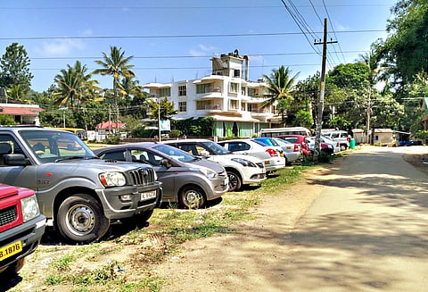 தேக்கடியில் வாகன நிறுத்தத்தில் அமைக்கப்பட்டிருந்த மூங்கில்வேலி அகற்றம்
