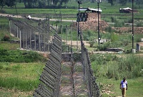 இந்திய எல்லைப் பாதுகாப்பு படை நிலைகள் மீது பாகிஸ்தான் ராக்கெட்களை வீசியது, 2 வீரர்கள் வீரமரணம்