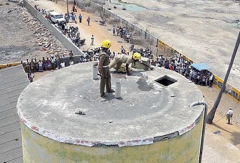 மேல்நிலை நீர்த்தேக்க தொட்டிக்குள் விழுந்து கிடந்த வடமாநில வாலிபர் தீயணைப்பு படையினர் மீட்டனர்