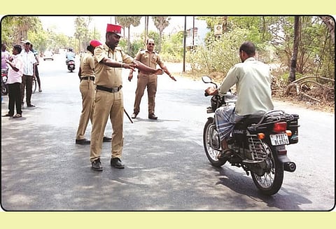 திருபுவனை, திருக்கனூர் பகுதியில் ஹெல்மெட் அணியாமல் சென்றவர்களிடம் 2–வது நாளாக அபராதம் வசூல்