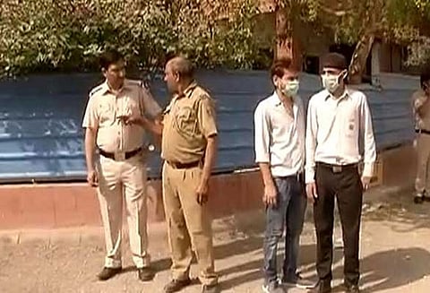 தெற்கு டெல்லியில் உள்ள பள்ளி அருகே வாயுக்கசிவு: 110 க்கும் மேற்பட்ட மாணவர்கள் மருத்துவமனையில் அனுமதி