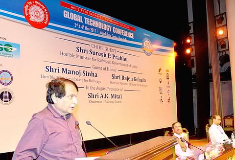 பயணியர் குறைத் தீர்க்க புதிய செயலி - அமைச்சர் சுரேஷ் பிரபு