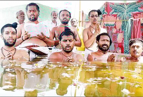 ஸ்ரீரங்கம் அம்மா மண்டபத்தில் மழை வேண்டி வருண ஜெபம்