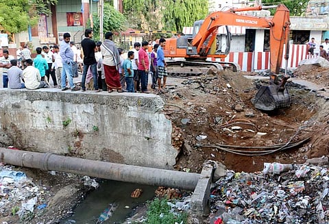 ரூ.40 லட்சத்தில் புதியபாலம் கட்டும்பணி தொடக்கம் ஆற்காடு ரோட்டில் போக்குவரத்து மாற்றம்