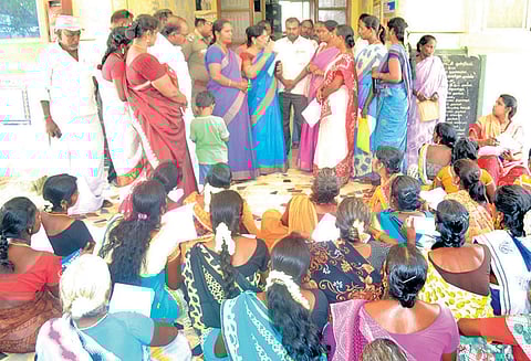 தேசிய ஊரக வேலை திட்ட பணி நாளை அதிகரிக்கக்கோரி வட்டார வளர்ச்சி அலுவலகம் முற்றுகை