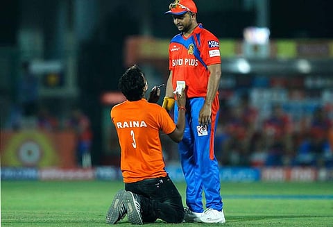 சுரேஷ் ரெய்னாவிடம் ஆட்டோகிராப் வாங்க மைதானத்திற்குள் நுழைந்த ரசிகர்