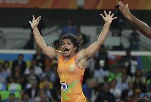 ஆசிய மல்யுத்த சாம்பியன்ஷிப்: இந்திய வீராங்கனைகள் சாக்ஷி மாலிக், வினேஷ் போகத் வெள்ளி வென்றனர்