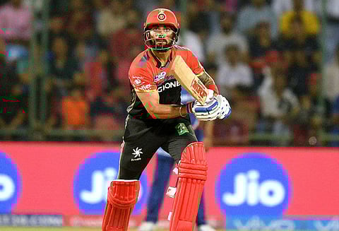 ஐபிஎல் கிரிக்கெட்: ஒரே சிக்சரில் ரசிகர்களை மெய்சிலிர்க்க வைத்த விராட் கோலி