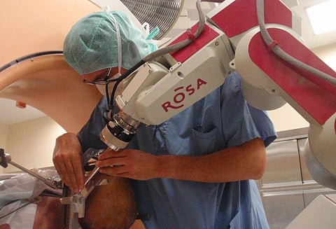 ரோபோ இயந்திரத்தைப் பயன்படுத்தி ஆசியாவிலேயே முதல் முறையாக மூளை அறுவை சிகிச்சை