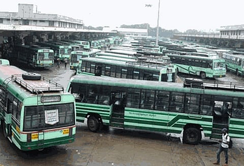பஸ் ஊழியர்கள் வேலைநிறுத்தம்: தற்காலிக பணியாளர்கள் தினக்கூலி அடிப்படையில் நியமனம்; பஸ்களை இயக்க அரசு நடவடிக்கை