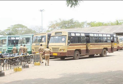 போக்குவரத்து தொழிலாளர்களின் போராட்டத்தால் 2-வது நாளாக அரசு பஸ்கள் ஓடவில்லை