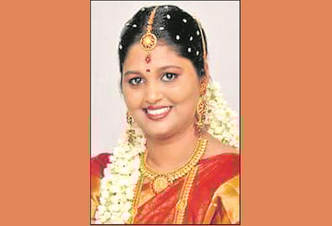 காதல் திருமணம் செய்த 2 ஆண்டுகளில் அரசு பெண் டாக்டர் தூக்குப்போட்டு தற்கொலை; ஆர்.டி.ஓ. விசாரணை