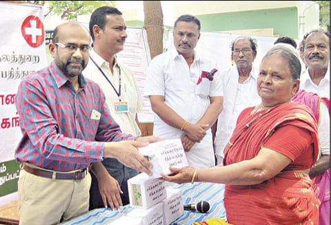 சுகாதார நிலையத்தில் சர்க்கரை நோயை கட்டுப்படுத்த மாத்திரைகள் வினியோகம்