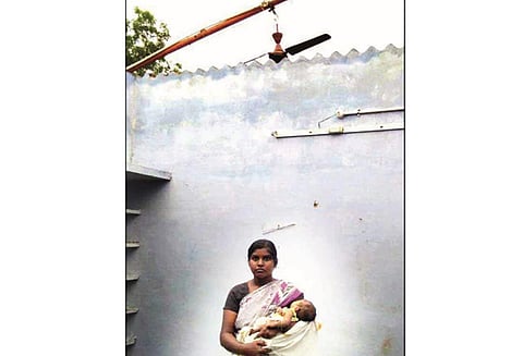 சூறாவளி காற்றுடன் மழை: மேற்கூரை பறந்து விழுந்ததில் தொட்டிலில் தூங்கிய குழந்தை தூக்கி வீசப்பட்டது