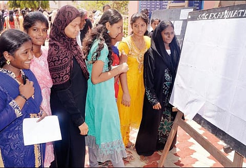 55 அரசு பள்ளிகள் உள்பட 118 பள்ளிகள் 100 சதவீத தேர்ச்சி பெற்று சாதனை