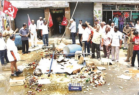 போலீஸ்நிலையம் அருகே ரகசியமாக விற்பனை நடந்த மதுக்கடை நொறுக்கப்பட்டன