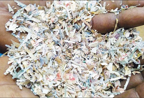 சாக்கு மூட்டையில் துண்டு, துண்டாக கிடந்த பழைய 500, 1000 ரூபாய் நோட்டுகள்