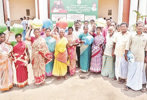 குடிநீர் பற்றாக்குறையை போக்க கலெக்டர் அலுவலகத்துக்கு காலிக்குடங்களுடன் வந்த கிராம மக்கள்
